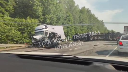 Страшное ДТП в Щекинском районе: легковушка всмятку, большегруз — на боку