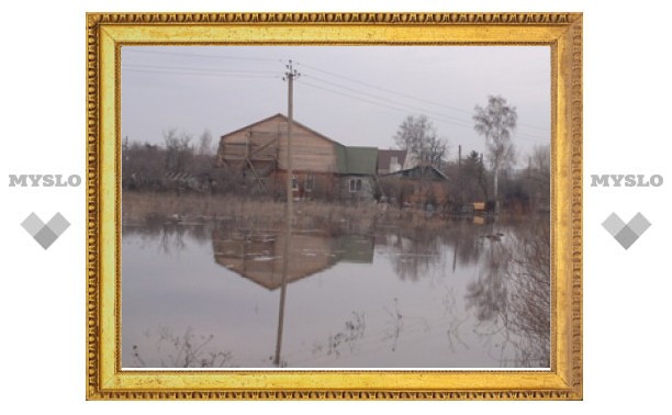 Под Тулой деревня из нескольких десятков домов, по словам жителей, скрывается под воду