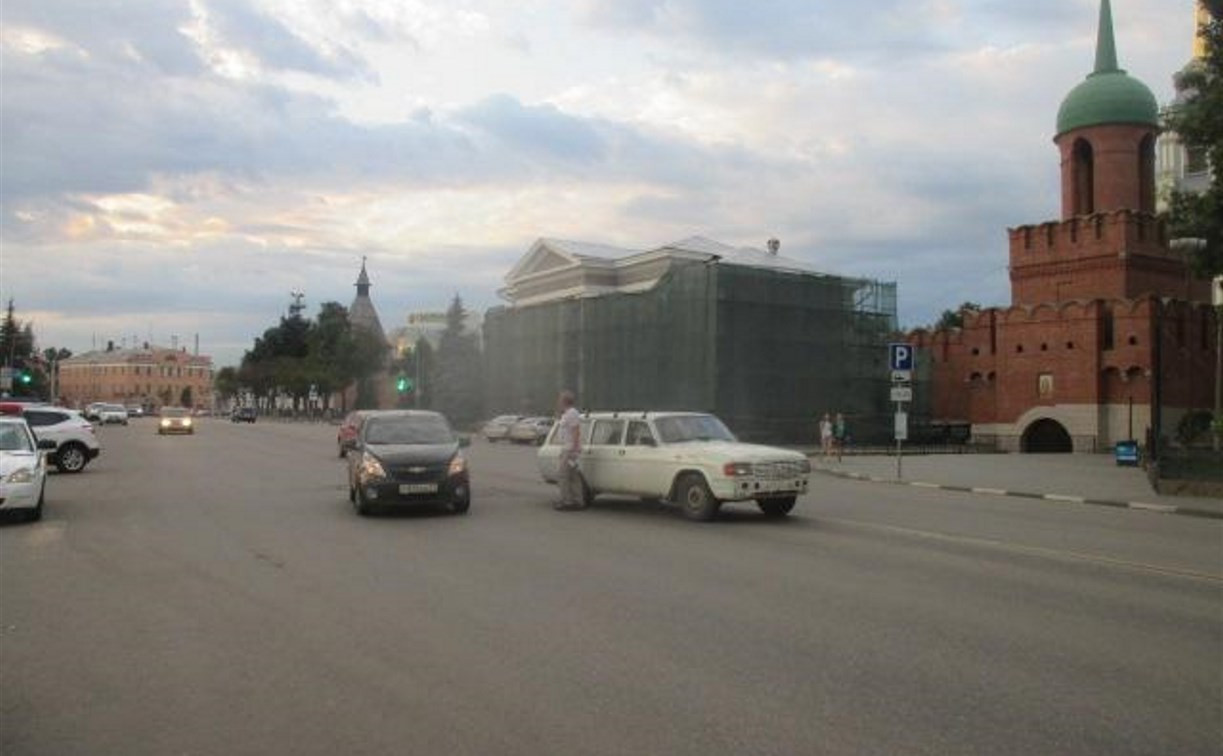 Напротив кремля водитель ГАЗ сбил двух пешеходов