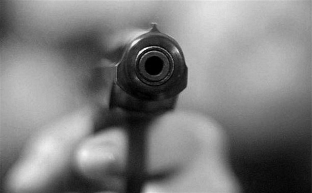 Житель Новомосковска ограбил магазин при помощи найденного пистолета