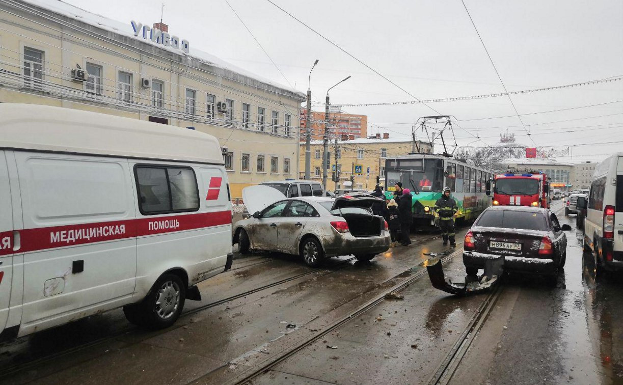 В Туле на улице Советской столкнулись два автомобиля
