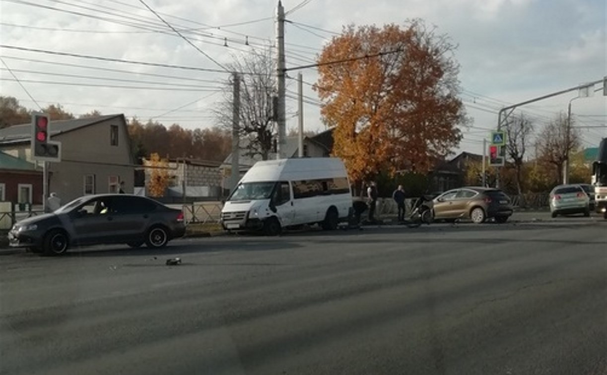 В Туле на улице Октябрьской столкнулись две легковушки и маршрутка