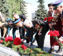 День Победы в Туле стартовал с возложения цветов к Вечному огню на площади Победы