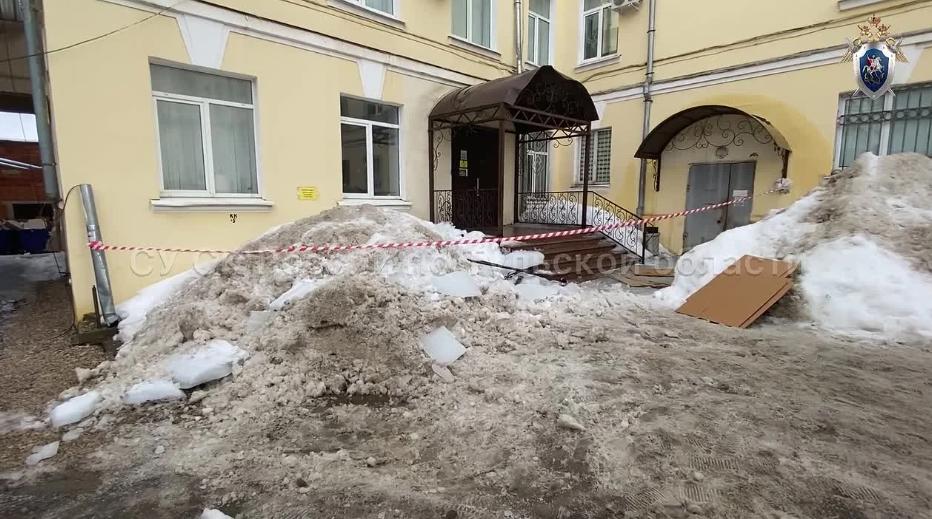 В центре Тулы глыба льда упала на женщину