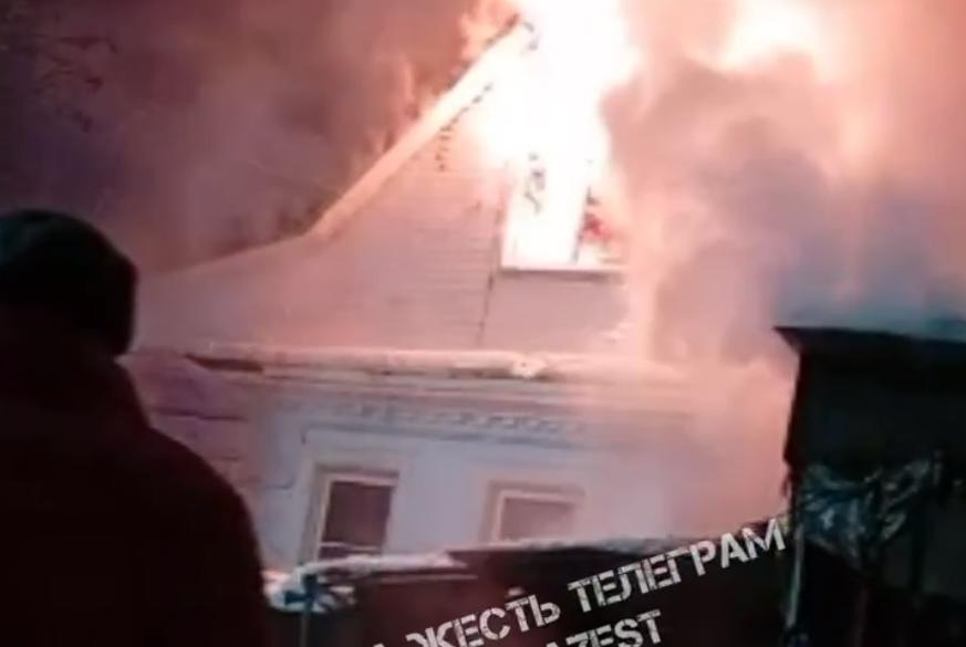 Ночью в Мясново сгорели дом, гараж и легковушка