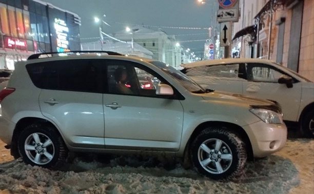 На ул. Революции автомобилисты перегородили тротуар