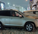 На ул. Революции автомобилисты перегородили тротуар