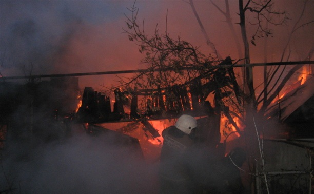Два ночных пожара в Тульской области: сгорели дача и отечественная легковушка