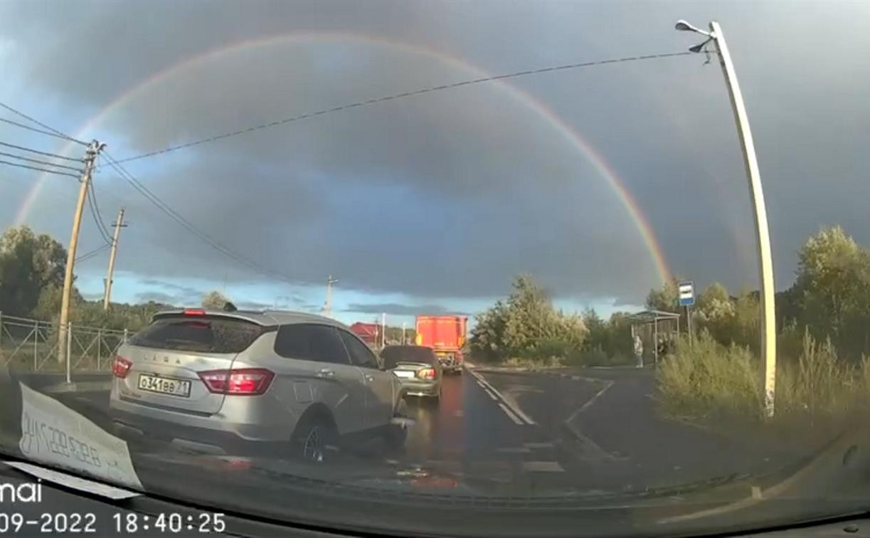 «Накажи автохама»: в Алексине водитель нарушил ПДД, засмотревшись на радугу?