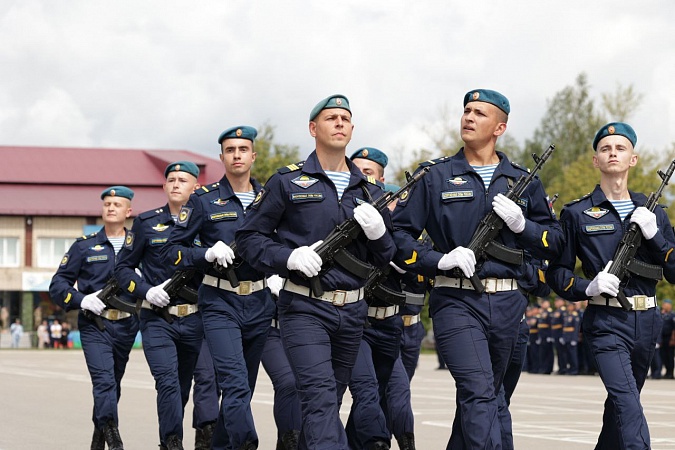 Дюмин, Миляев и Беспалов поздравили тульских десантников с праздником