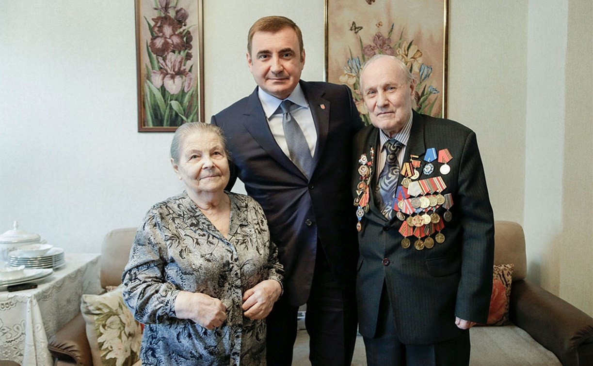 Алексей Дюмин поздравил тульскую пару с юбилеем 