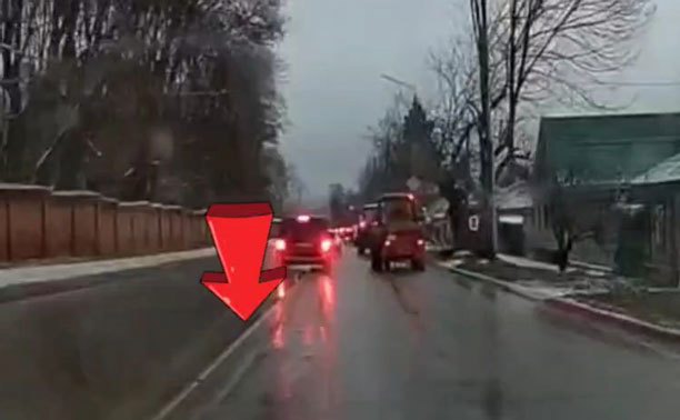 В Туле водитель не стал ждать два трактора и нарушил ПДД