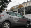 В Туле на ул. Ф. Энгельса Nissan врезался в трамвай