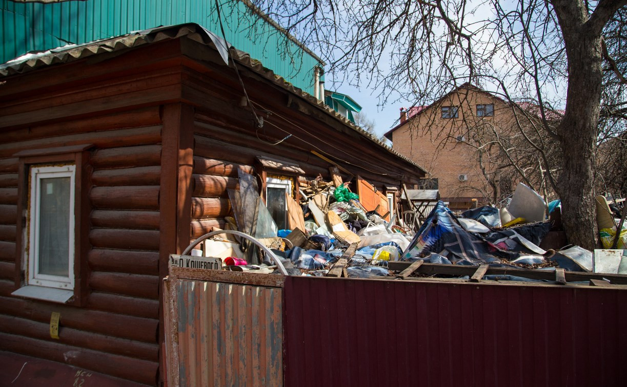 В центре Тулы Плюшкин собрал в своем доме и дворе тонны мусора