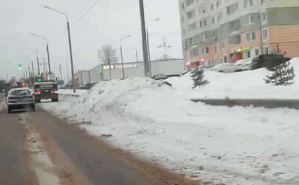 «Почему не вывозят снег?»: туляки сняли видео об огромных сугробах на ул. Хворостухина