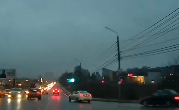 На ул. Рязанской торопливый водитель едва не устроил ДТП