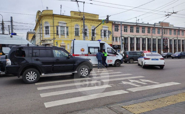 В центре Тулы внедорожник Mitsubishi Pajero влетел в группу пешеходов