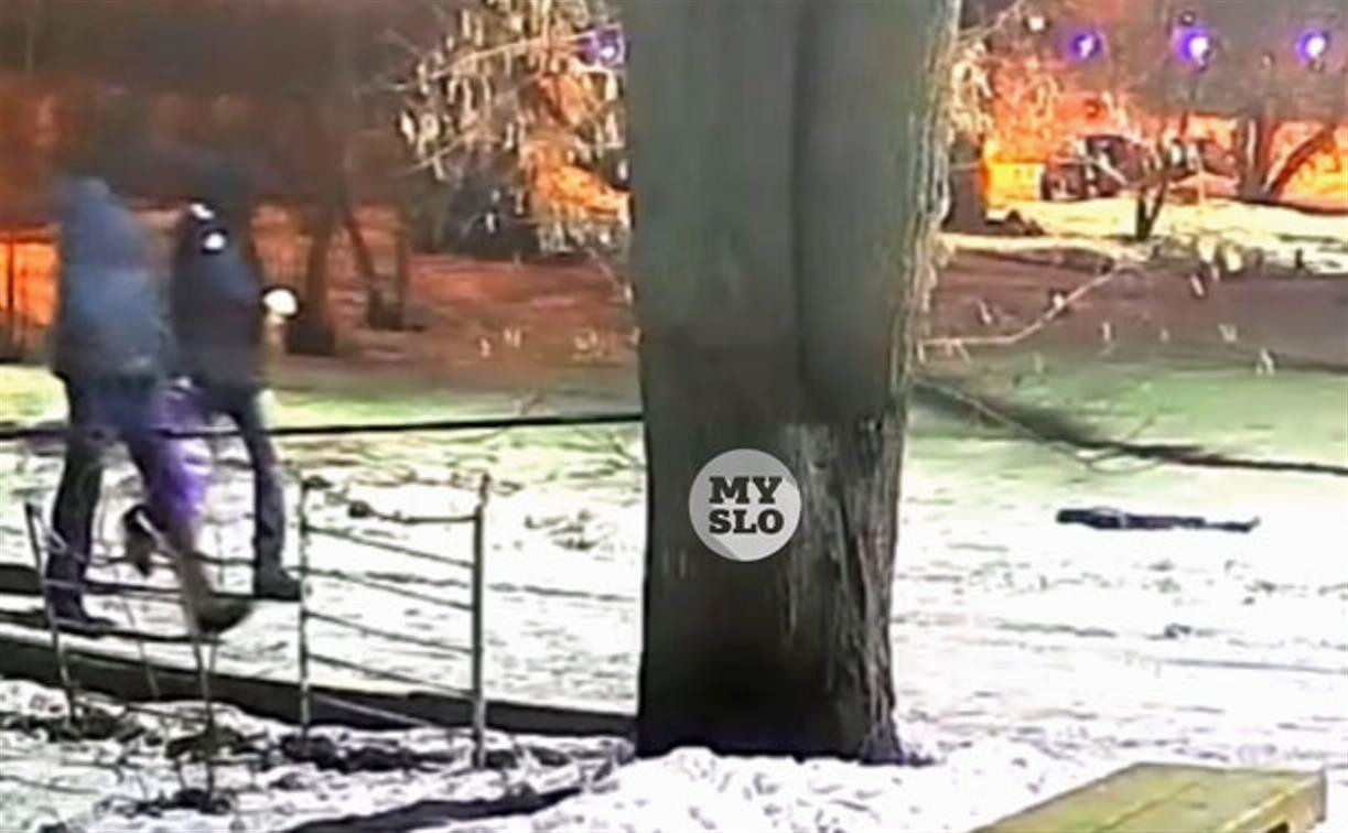 Поджигатели авто на Красноармейском проспекте попали на видео: нужна помощь очевидцев
