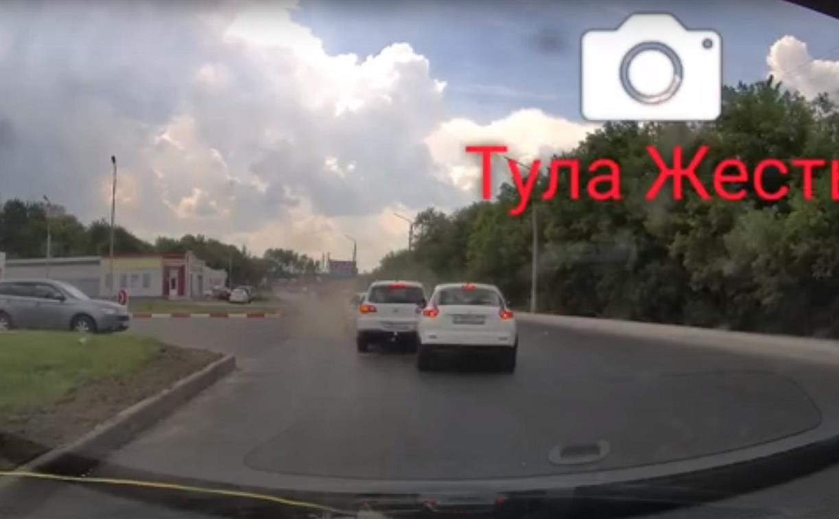 На ул. Рязанской водитель выехал на встречку и устроил тройное ДТП: видео