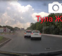 На ул. Рязанской водитель выехал на встречку и устроил тройное ДТП: видео