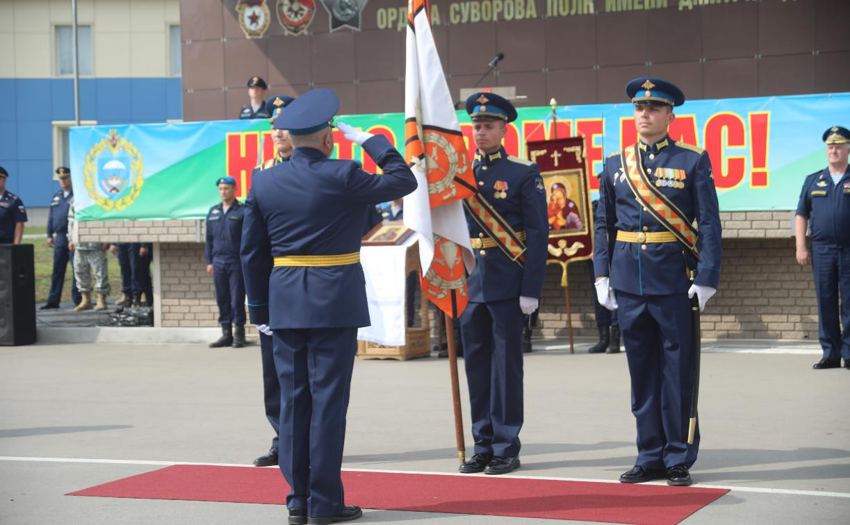 Командиру Тульского соединения ВДВ гвардии полковнику вручили боевое знамя