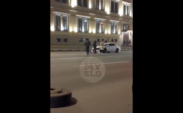 На проспекте Ленина отлетевшее от автобуса колесо «торпедировало» иномарку