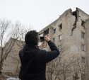 30 марта специалисты демонтируют стену дома, поврежденного от взрыва в Ясногорске