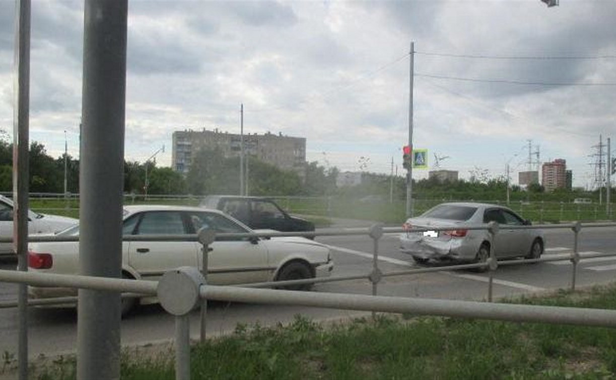 В Туле автомобиль «Ауди» врезался в стоящую на светофоре «Тойоту»