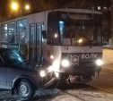 На ул. Кирова в Туле столкнулись трамвай и внедорожник