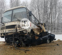 Серьезная авария на трассе М2 под Тулой: пассажирский автобус смял легковушку