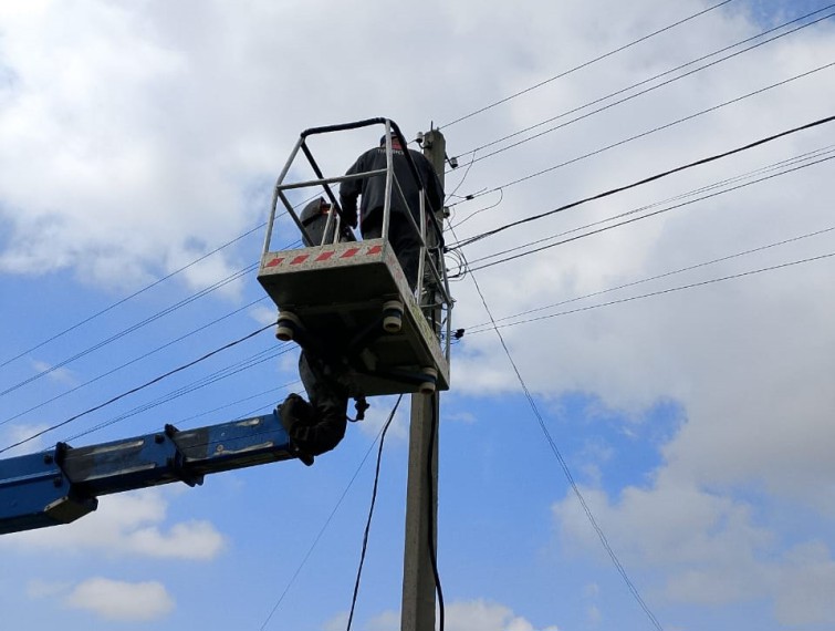 В поселке Новомедвенском установили две опоры освещения