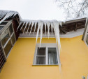 Кто должен убирать сосульки и снег на крышах тульских домов?