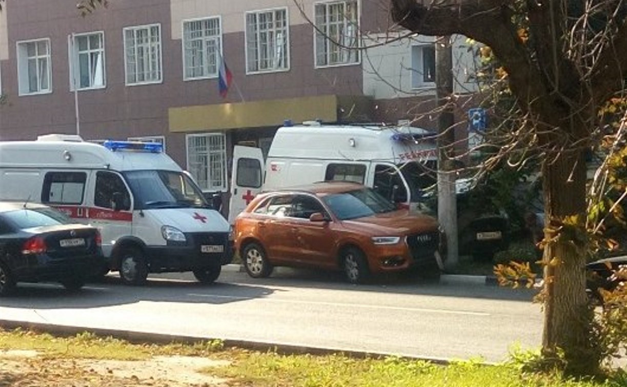 В Туле на ул. Луначарского «Ауди» и машина реанимации врезались в столб
