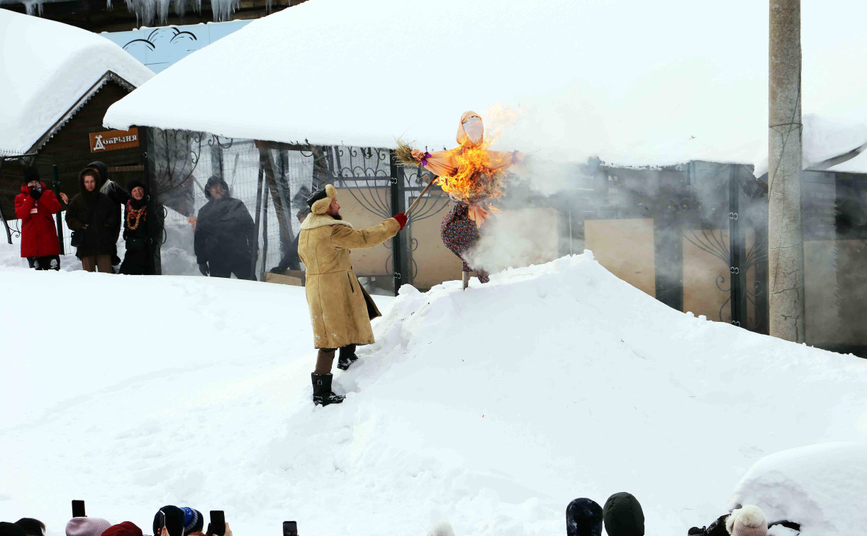 В ремесленном дворе «Добродей» в Туле сожгли чучело Масленицы