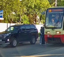 «Накажи автохама»: водитель внедорожника проигнорировал пассажиров трамвая