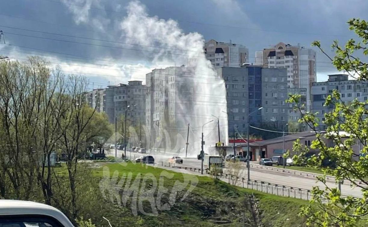 В Пролетарском районе Тулы бьет гейзер из прорвавшейся трубы