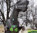 Динозавра возле Тульского экзотариума нарядили ко Дню тёщи
