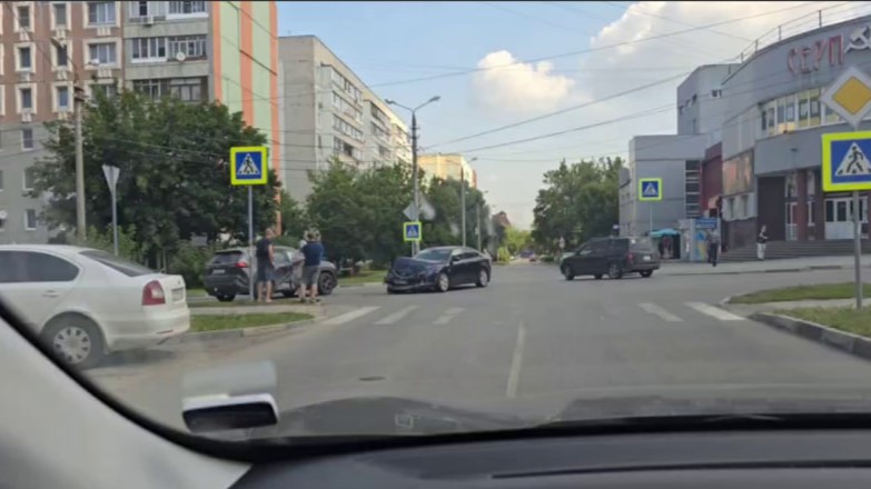 На перекрестке улиц Степанова и Чапаева в Туле столкнулись Mazda и Toyota