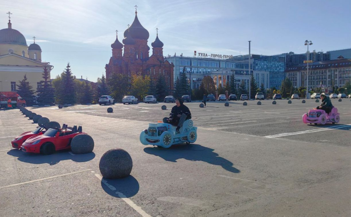Дорожники начали наносить разметку для парковки на площади Ленина