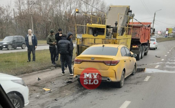 В Туле на Рязанской у путепровода таксист влетел в дорожную технику 