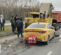 В Туле на Рязанской у путепровода таксист влетел в дорожную технику 