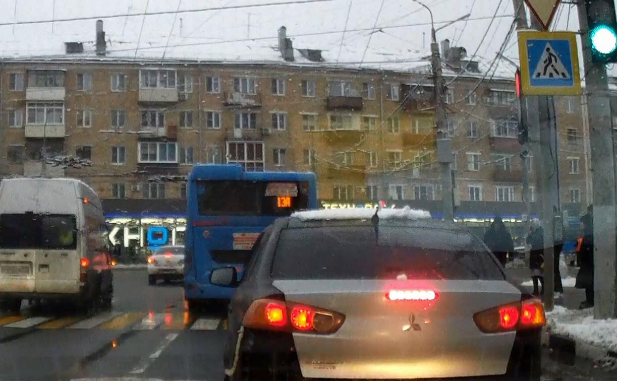 «Накажи автохама»: толпой проехали на красный