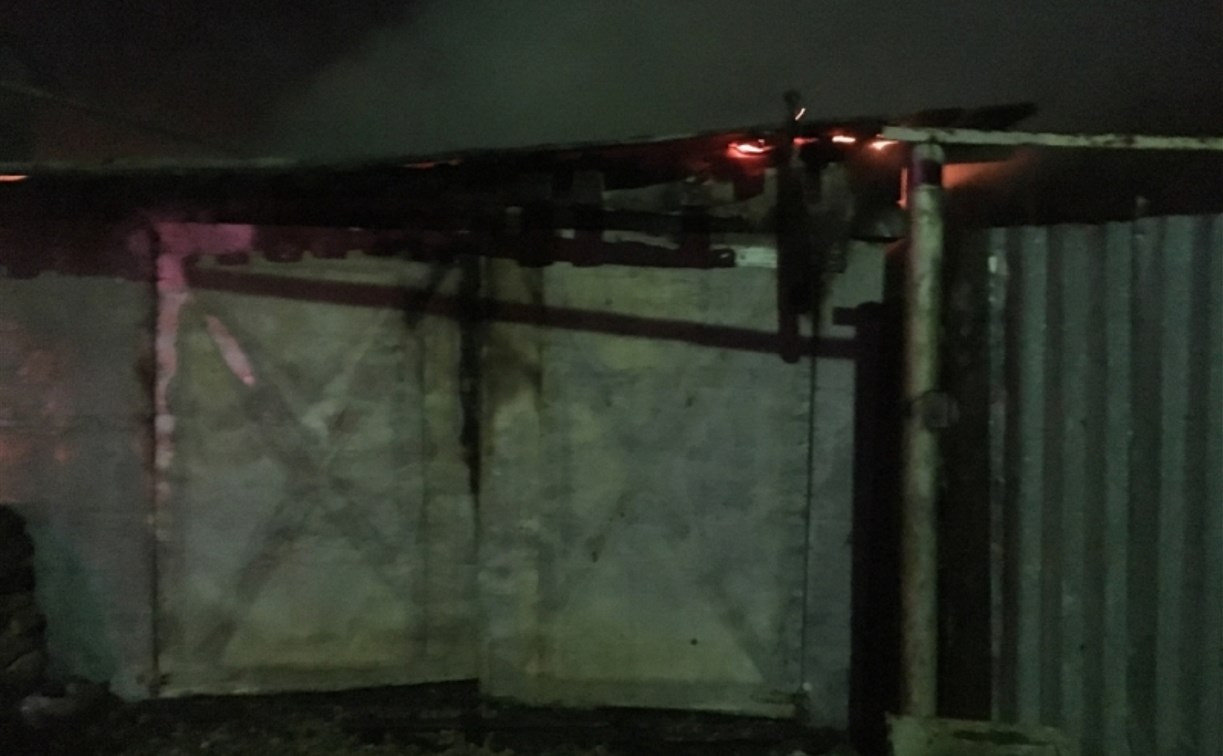 Пожар в Суворовском районе тушили восемь человек