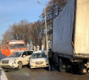Тройное ДТП в Туле: на ул. Староникитской столкнувшиеся автомобили перекрыли дорогу