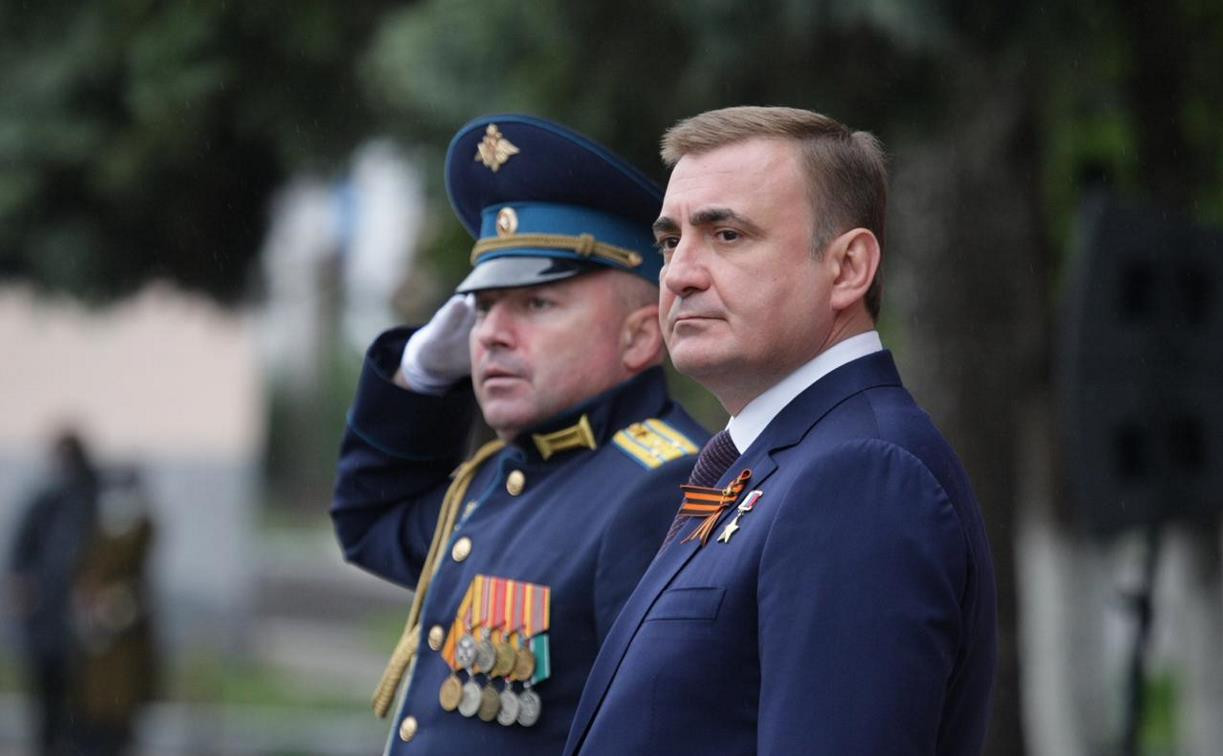 Алексей Дюмин поздравил тульских десантников с Днем Победы 