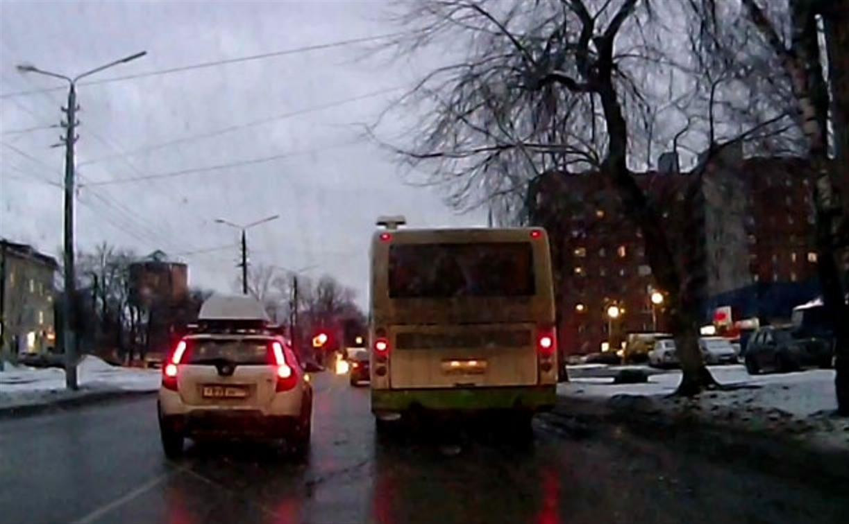 На ул. Кирова в Туле из-за автобусов и грузовиков — ад для торопыг