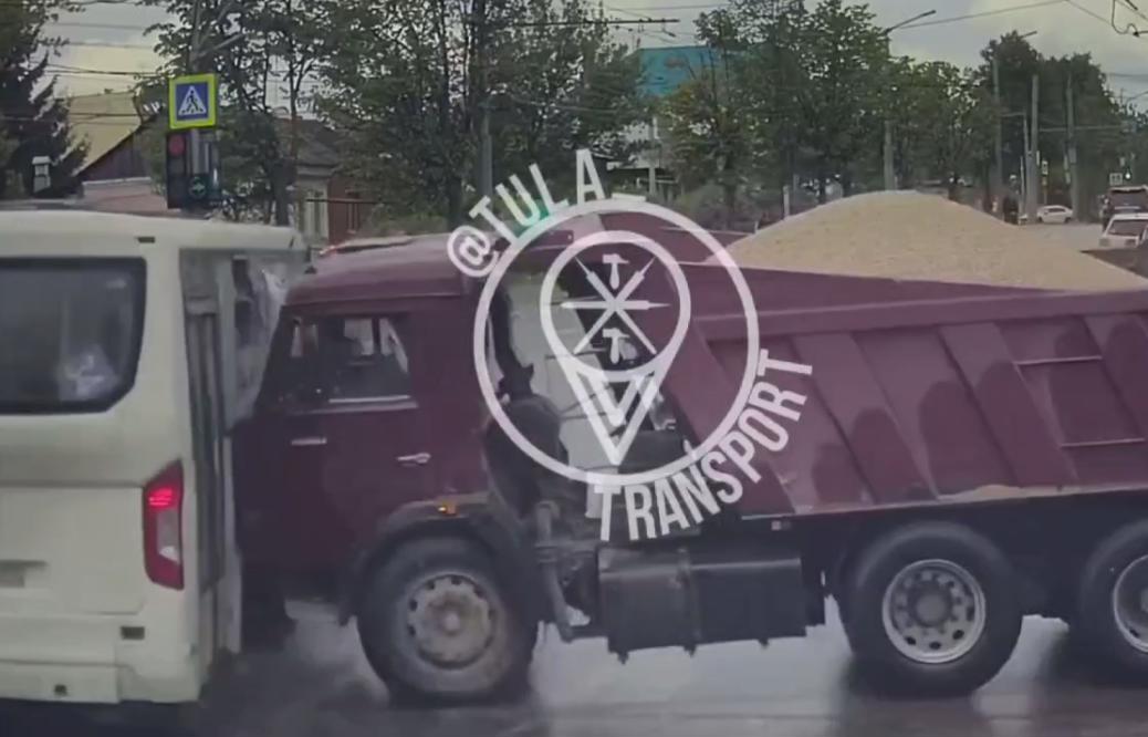 Момент ДТП с автобусом и самосвалом на Октябрьской в Туле попал на видео