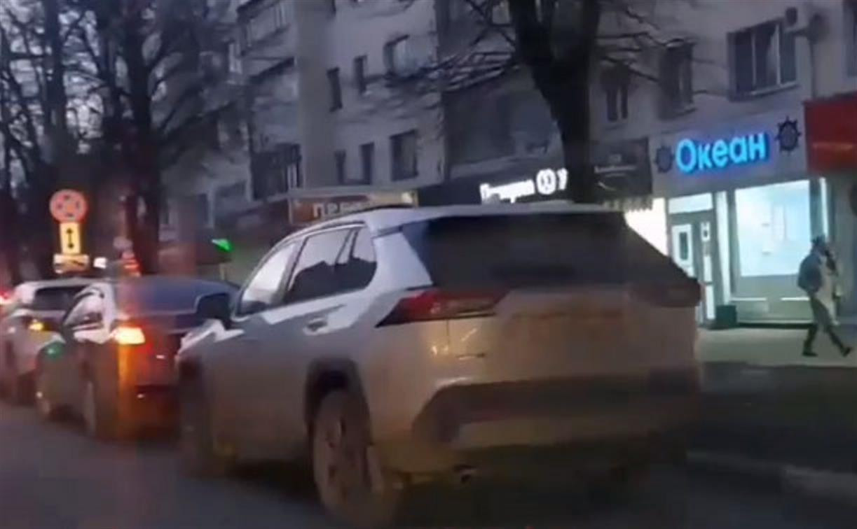 На ул. Первомайской снова засняли столпотворение парковщиков