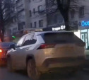На ул. Первомайской снова засняли столпотворение парковщиков