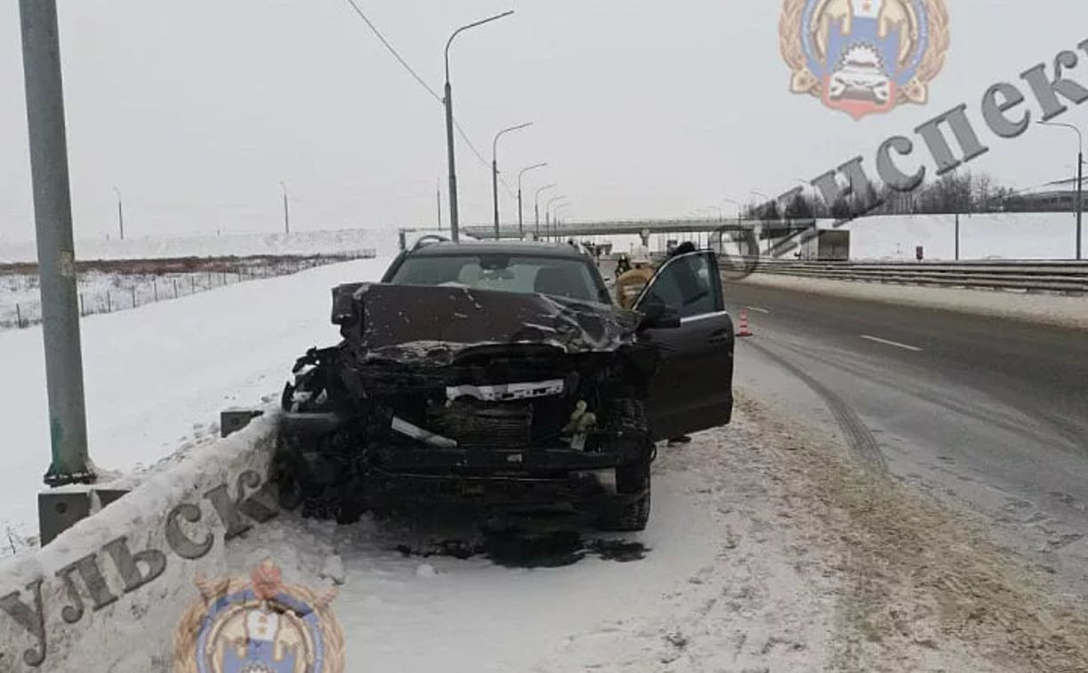 В Тульской области Mercedes столкнулся с КамАЗом: есть пострадавший